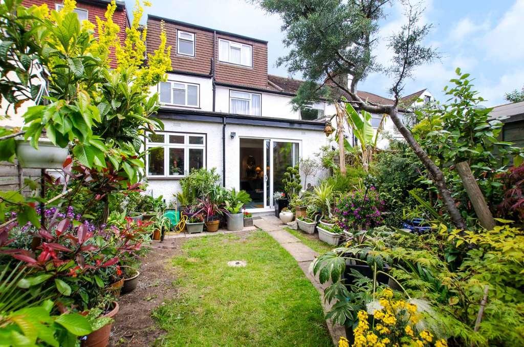 How Long to Put Scaffolding Up For a Loft Conversion in Worcester Park?